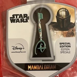 NIP Grogu The Child Star Wars The Mandalorian Special Edition Key Pin